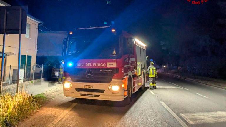 Forlì, incidente: con l’auto contro un lampione, intervengono i Vigili del Fuoco Forlì, incidente: con l’auto contro un lampione, intervengono i Vigili del Fuoco