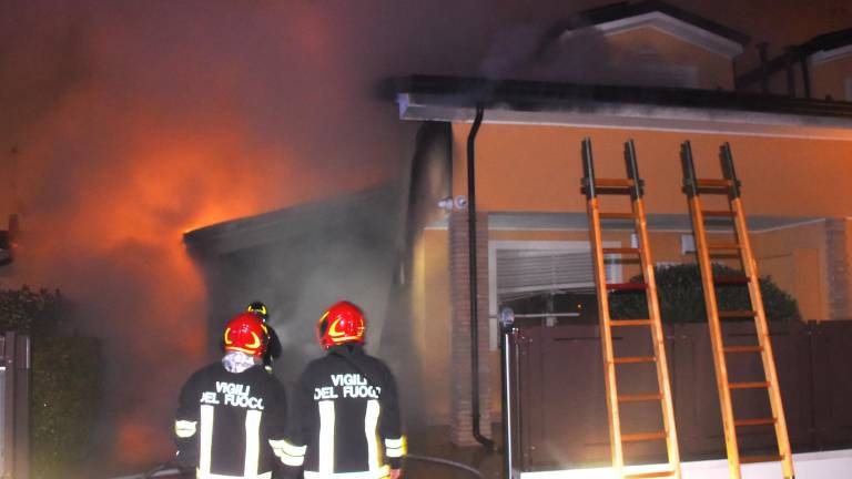 Rimini, incendio doloso in una casa in via Padulli: le telecamere inquadrano due soggetti in fuga VIDEO GALLERY Rimini, incendio doloso in una casa in via Padulli: le telecamere inquadrano due soggetti in fuga VIDEO GALLERY