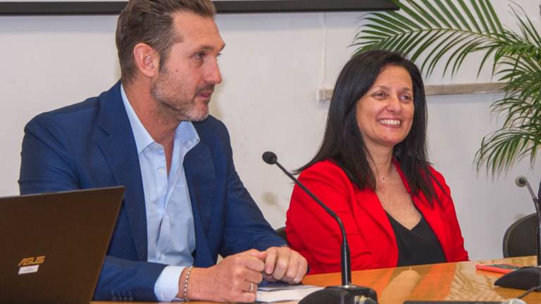Riccione brinda dopo il Natale: La pista di pattinaggio resta fino a fine gennaio Riccione brinda dopo il Natale: La pista di pattinaggio resta fino a fine gennaio
