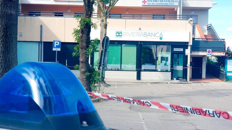 Cattolica, assalto con l’esplosivo al bancomat, braccio amputato ad un ladro residente a Forlì: “Con la mano sinistra si teneva il moncone del braccio destro” VIDEO GALLERY Cattolica, assalto con l’esplosivo al bancomat, braccio amputato ad un ladro residente a Forlì: “Con la mano sinistra si teneva il moncone del braccio destro” VIDEO GALLERY
