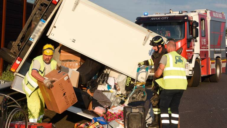 A14, scoppia uno pneumatico e il camion si ribalta GALLERY A14, scoppia uno pneumatico e il camion si ribalta GALLERY