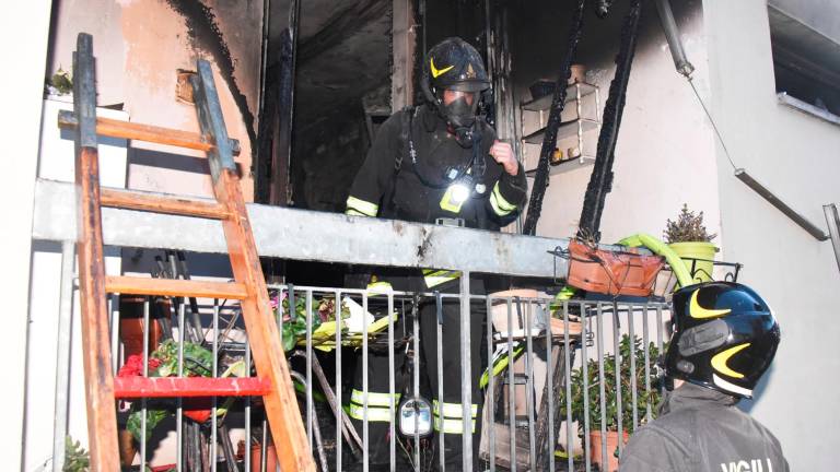 Incendio all’alba a Rimini in un condominio di case popolari. Soccorsi i residenti intossicati dal fumo, salvato un cagnolino Incendio all’alba a Rimini in un condominio di case popolari. Soccorsi i residenti intossicati dal fumo, salvato un cagnolino
