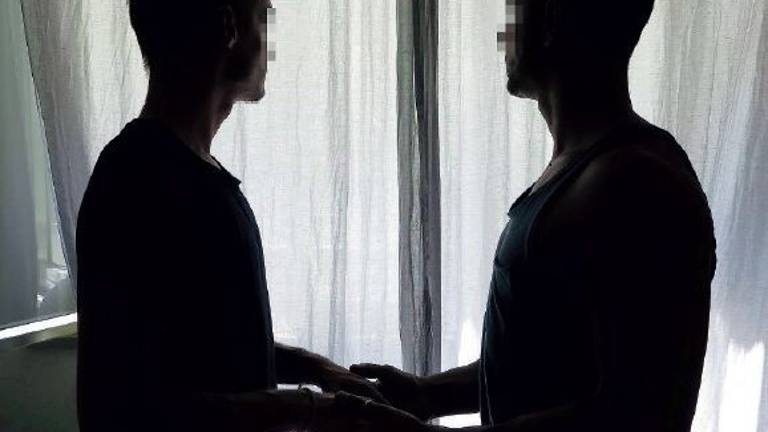 Spia i vicini gay e li perseguita: anziano denunciato a Rimini Spia i vicini gay e li perseguita: anziano denunciato a Rimini