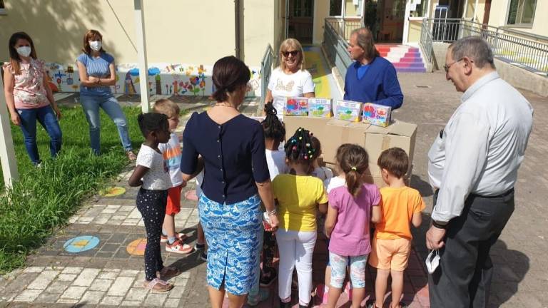 Forlì, donazione del quartiere Romiti alla scuola dell'infanzia Le Api Forlì, donazione del quartiere Romiti alla scuola dell'infanzia Le Api