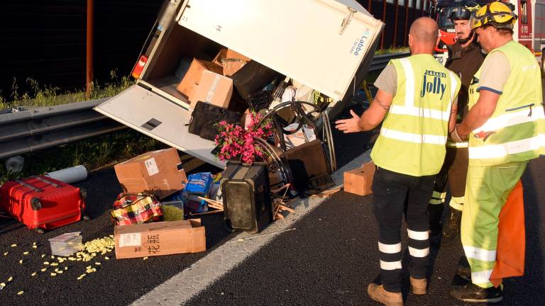 A14, scoppia uno pneumatico e il camion si ribalta GALLERY A14, scoppia uno pneumatico e il camion si ribalta GALLERY