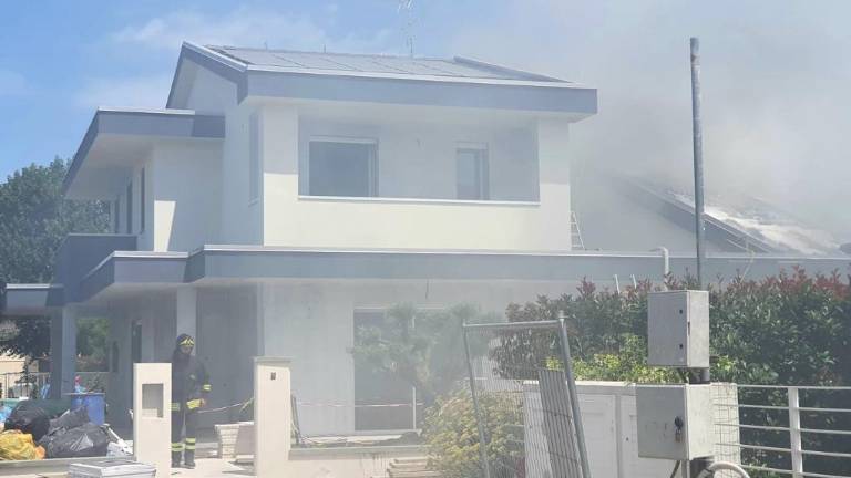 Incendio a Santarcangelo, in fiamme una casa in costruzione Incendio a Santarcangelo, in fiamme una casa in costruzione