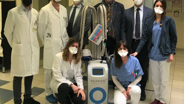 Lo Ior ha consegnato al Bufalini di Cesena il casco salvacapelli per la chemioterapia Lo Ior ha consegnato al Bufalini di Cesena il casco salvacapelli per la chemioterapia
