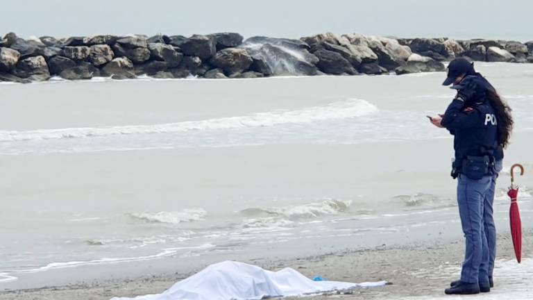 Torre Pedrera: trovato il corpo di una donna morta in spiaggia - Gallery Torre Pedrera: trovato il corpo di una donna morta in spiaggia - Gallery
