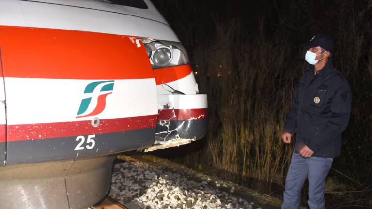 Rimini: attraversa i binari, donna uccisa dal treno Video Rimini: attraversa i binari, donna uccisa dal treno Video