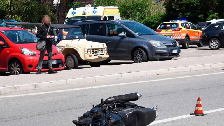 Rimini, incidente: motociclista ferito soccorso in elicottero