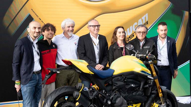 Imola, la Formula 1 è arrivata inaugurata la nuova Fanzone, paddock in piena attività e chiavi della città a Domenicali GALLERY Imola, la Formula 1 è arrivata inaugurata la nuova Fanzone, paddock in piena attività e chiavi della città a Domenicali GALLERY