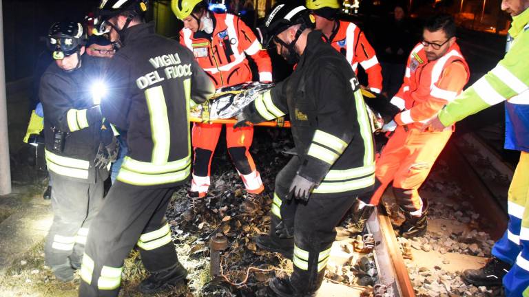 Rimini, si sdraia sui binari e il treno le passa sopra, 54enne di Bagno di Romagna resta viva. Circolazione dei treni in tilt VIDEO Rimini, si sdraia sui binari e il treno le passa sopra, 54enne di Bagno di Romagna resta viva. Circolazione dei treni in tilt VIDEO