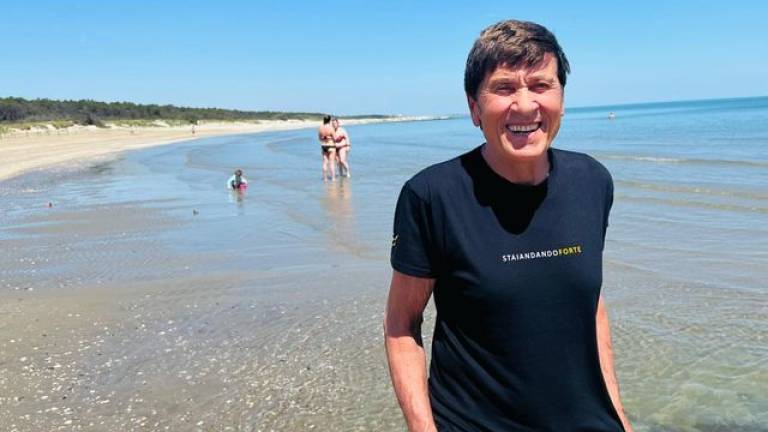 Gianni Morandi, una giornata di relax a Marina Romea Gianni Morandi, una giornata di relax a Marina Romea