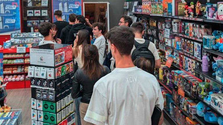 La fila in uno dei negozi del centro commerciale Punta di Ferro La fila in uno dei negozi del centro commerciale Punta di Ferro
