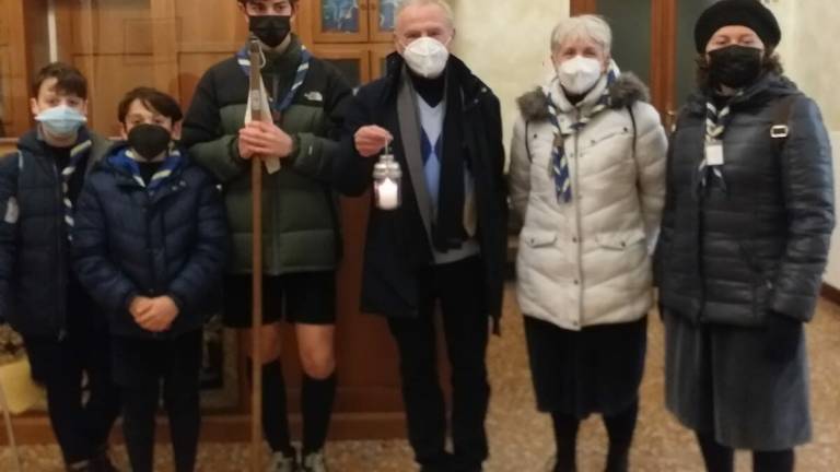 Cervia, gli scout consegnano la Luce di Betlemme al sindaco Medri Cervia, gli scout consegnano la Luce di Betlemme al sindaco Medri