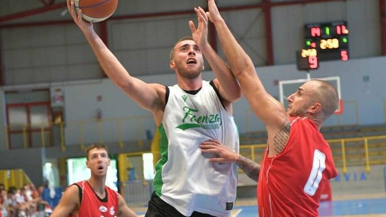 Basket B, amichevole travolgente per i Raggisolaris contro Mestre (110-83) Basket B, amichevole travolgente per i Raggisolaris contro Mestre (110-83)