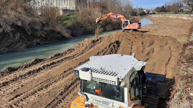 Più sabbia nell’alveo del Montone, prelevata dalle banchine laterali del corso d’acqua. A Forlì la Regione investe 165mila euro per la manutenzione del fiume Più sabbia nell’alveo del Montone, prelevata dalle banchine laterali del corso d’acqua. A Forlì la Regione investe 165mila euro per la manutenzione del fiume
