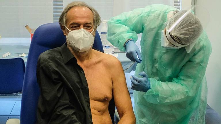 Grazie ai vaccini crollano i casi tra personale sanitario e cra Grazie ai vaccini crollano i casi tra personale sanitario e cra