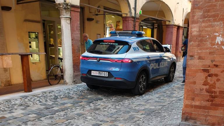 Ruba in gioielleria e tenta di rivendere l’oro a quella di fianco: arrestato a Cesena Ruba in gioielleria e tenta di rivendere l’oro a quella di fianco: arrestato a Cesena