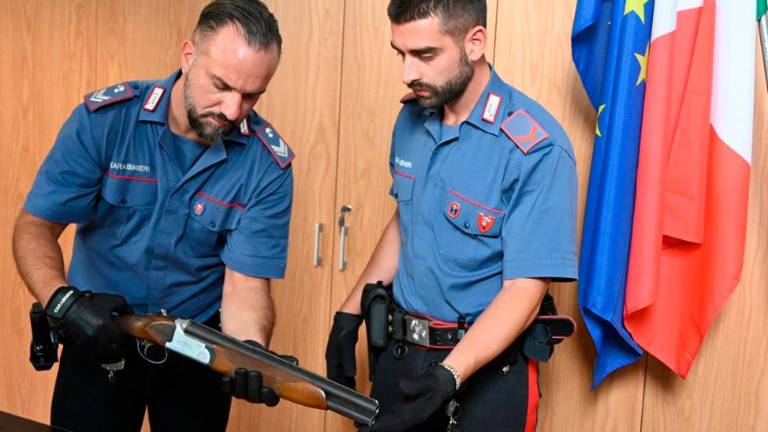 Forlì, gli spara col fucile alle gambe dopo un diverbio: 29enne arrestato Forlì, gli spara col fucile alle gambe dopo un diverbio: 29enne arrestato