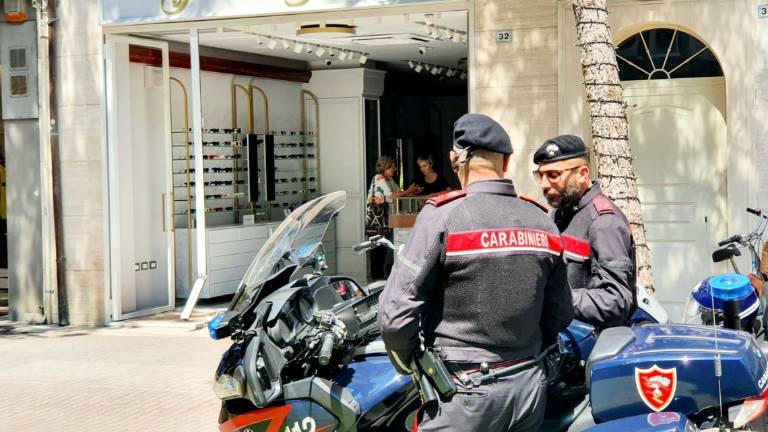 Riccione, svaligiano l'ottica usando un'auto come ariete Riccione, svaligiano l'ottica usando un'auto come ariete