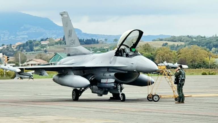 Rimini. Atterraggio d'emergenza di due F16, uno ha un guasto Rimini. Atterraggio d'emergenza di due F16, uno ha un guasto