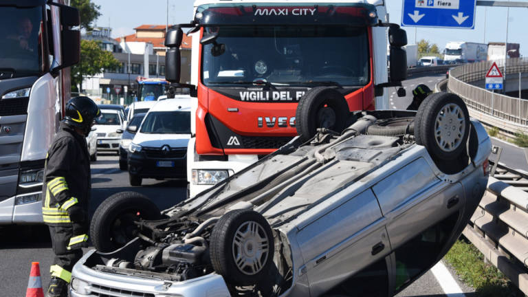 Rimini, pauroso incidente: si ribalta con l'auto sull'Adriatica, conducente illeso ma traffico in tilt - Gallery Rimini, pauroso incidente: si ribalta con l'auto sull'Adriatica, conducente illeso ma traffico in tilt - Gallery