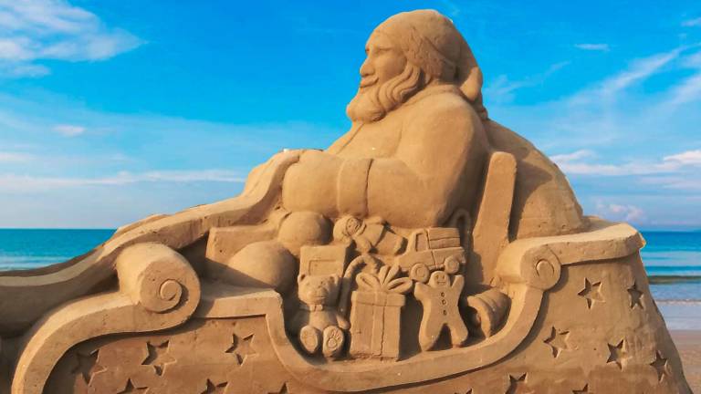 Una scultura di sabbia dello scorso Natale a Torre Pedrera Una scultura di sabbia dello scorso Natale a Torre Pedrera