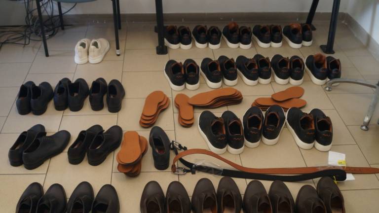 Faenza, trovata un'auto rubata con quattro sacchi di scarpe firmate Faenza, trovata un'auto rubata con quattro sacchi di scarpe firmate