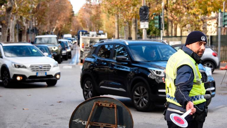 Grossa pianta crolla sull’auto in corsa e trascina i cavi della corrente. Miracolati cinque militari a bordo: andiamo ad accendere un cero Grossa pianta crolla sull’auto in corsa e trascina i cavi della corrente. Miracolati cinque militari a bordo: andiamo ad accendere un cero