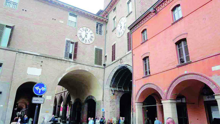 Imola, l'orologio torna a segnare l'ora esatta con ditta del Vaticano Imola, l'orologio torna a segnare l'ora esatta con ditta del Vaticano