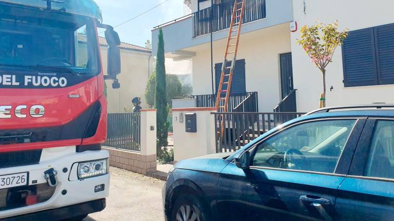 Incendio a Santarcangelo, casa in fiamme in via Puccini - VIDEO GALLERY