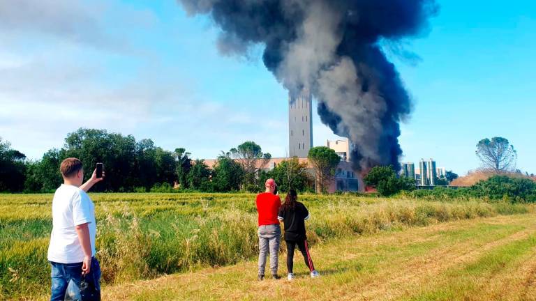 Incendio all’impianto di Raibano, fumo visibile da lontano VIDEO Incendio all’impianto di Raibano, fumo visibile da lontano VIDEO