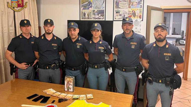 Forlì. Droga e una pistola in auto mentre viaggiava in A14 con i figli. Arrestato Forlì. Droga e una pistola in auto mentre viaggiava in A14 con i figli. Arrestato