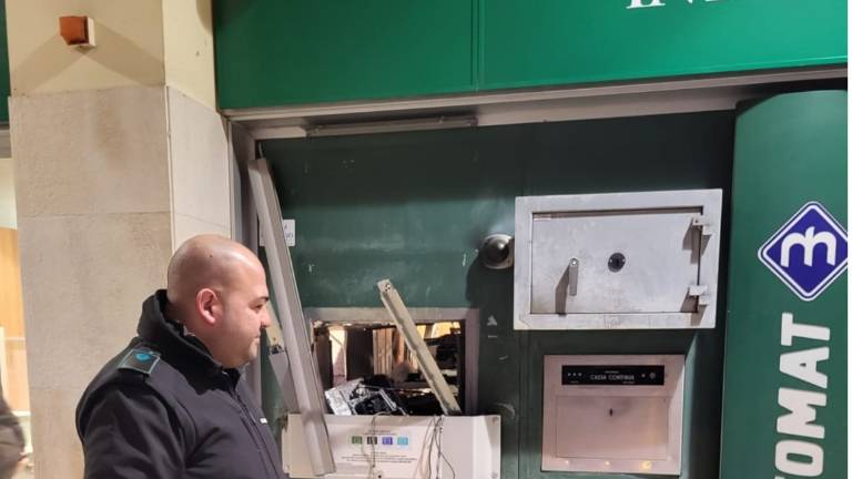 Torna a colpire la banda del bancomat: esplosione nella notte a Mercato Saraceno - GALLERY Torna a colpire la banda del bancomat: esplosione nella notte a Mercato Saraceno - GALLERY