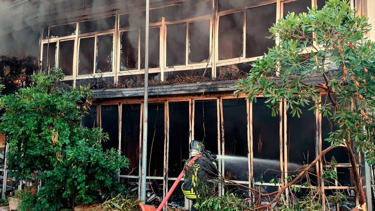 Cattolica. Fiamme all’ex hotel Hawaii Cattolica. Fiamme all’ex hotel Hawaii