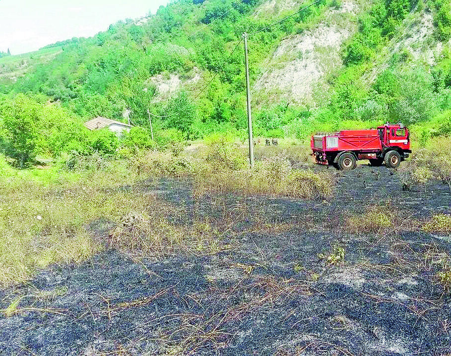 Sterpaglie e rovi in fiamme a Borgo Tossignano Sterpaglie e rovi in fiamme a Borgo Tossignano
