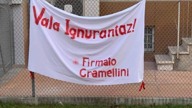 Cesena: striscione contro Don Paolo di fianco alla chiesa Cesena: striscione contro Don Paolo di fianco alla chiesa
