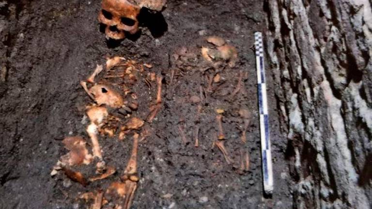 Scheletri di bambini rinvenuti nella zona dell’antica chiesa Scheletri di bambini rinvenuti nella zona dell’antica chiesa