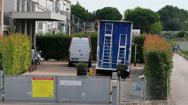 Cesena, imprenditore 43enne morto schiacciato sotto la pedana del sollevatore del camion - VIDEOGALLERY Cesena, imprenditore 43enne morto schiacciato sotto la pedana del sollevatore del camion - VIDEOGALLERY