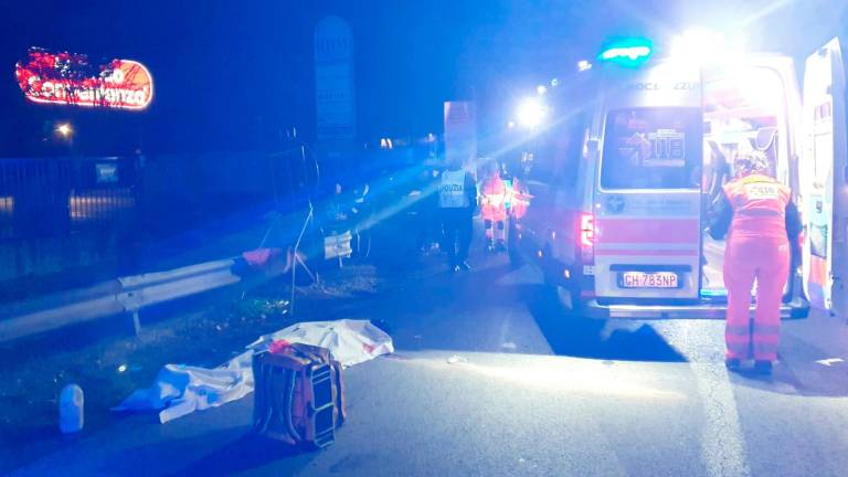 Con l’auto travolge due ragazze a piedi sulla Statale di Rimini: una muore sul colpo, l’altra è ferita Con l’auto travolge due ragazze a piedi sulla Statale di Rimini: una muore sul colpo, l’altra è ferita