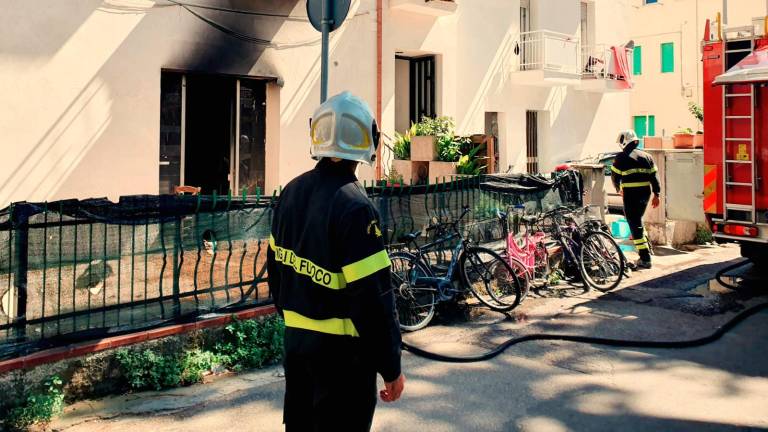 Rimini. Fiamme in un ex hotel, sfollati 12 lavoratori Rimini. Fiamme in un ex hotel, sfollati 12 lavoratori