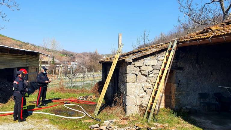 Montescudo: trovato il cadavere di un uomo carbonizzato. Indagano i carabinieri VIDEO Montescudo: trovato il cadavere di un uomo carbonizzato. Indagano i carabinieri VIDEO