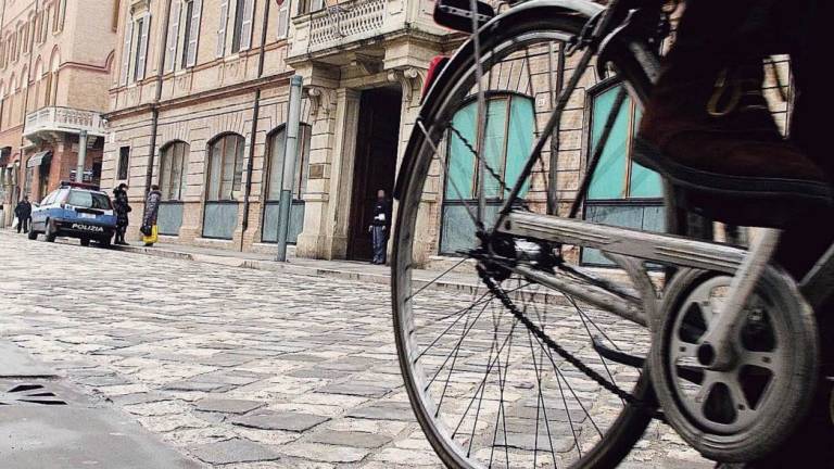 Permessi di soggiorno “pilotati” a Rimini: condannati poliziotto e funzionario Permessi di soggiorno “pilotati” a Rimini: condannati poliziotto e funzionario