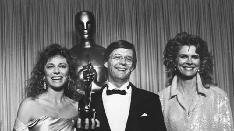 Bille August con l’Oscar 1989 tra Jacqueline Bisset and Candice Bergen Bille August con l’Oscar 1989 tra Jacqueline Bisset and Candice Bergen