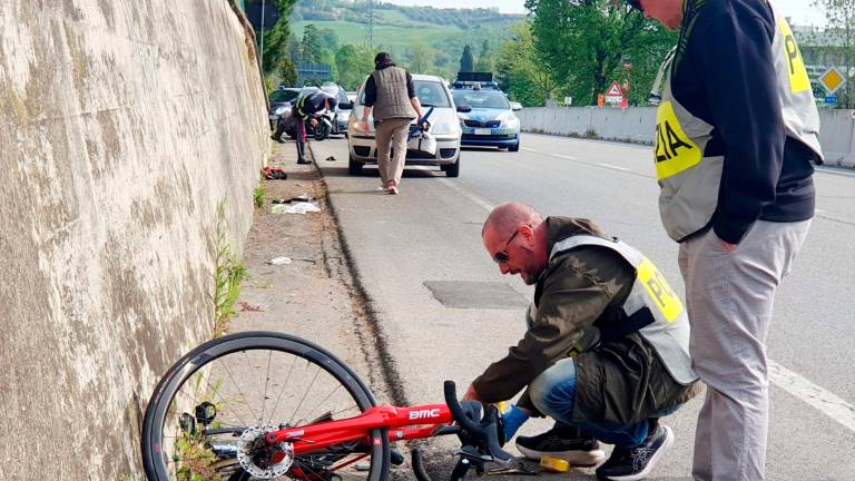 Rimini, incidente: grave ciclista travolto poco prima del confine con San Marino, l’investitore prova a scappare ma viene individuato - VIDEO GALLERY Rimini, incidente: grave ciclista travolto poco prima del confine con San Marino, l’investitore prova a scappare ma viene individuato - VIDEO GALLERY