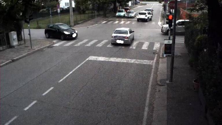 Rimini, 10 automobilisti bruciano ogni giorno il semaforo rosso VIDEO Rimini, 10 automobilisti bruciano ogni giorno il semaforo rosso VIDEO