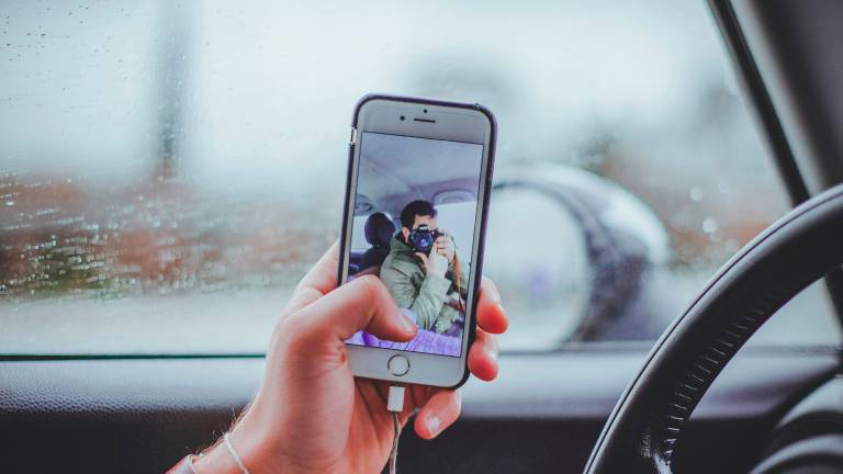 Forlì, selfie o chat mentre guidano: 6 patenti ritirate nel fine settimana Forlì, selfie o chat mentre guidano: 6 patenti ritirate nel fine settimana