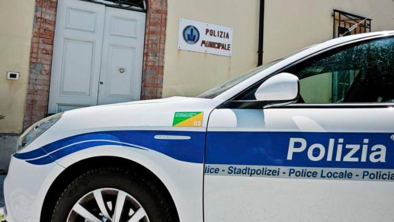 Santarcangelo, crea scompiglio in un locale e prende a calci e pugni gli agenti: 45enne arrestato Santarcangelo, crea scompiglio in un locale e prende a calci e pugni gli agenti: 45enne arrestato