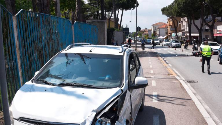 Rimini, incidente: motociclista ferito soccorso in elicottero